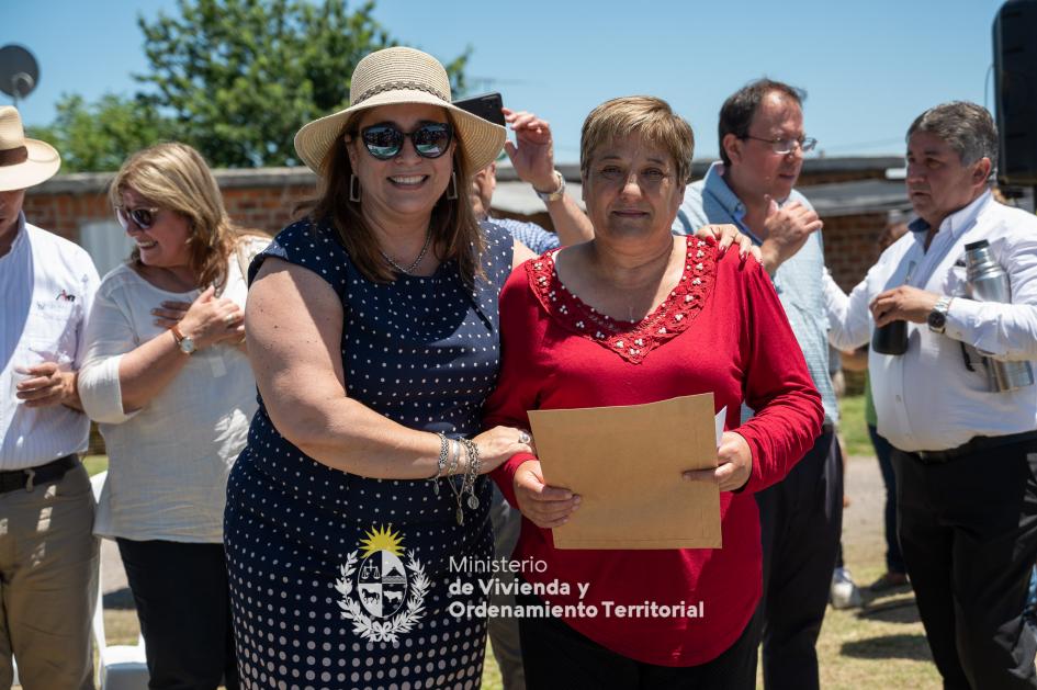 ministra entregando titulo ministra entregando titulo