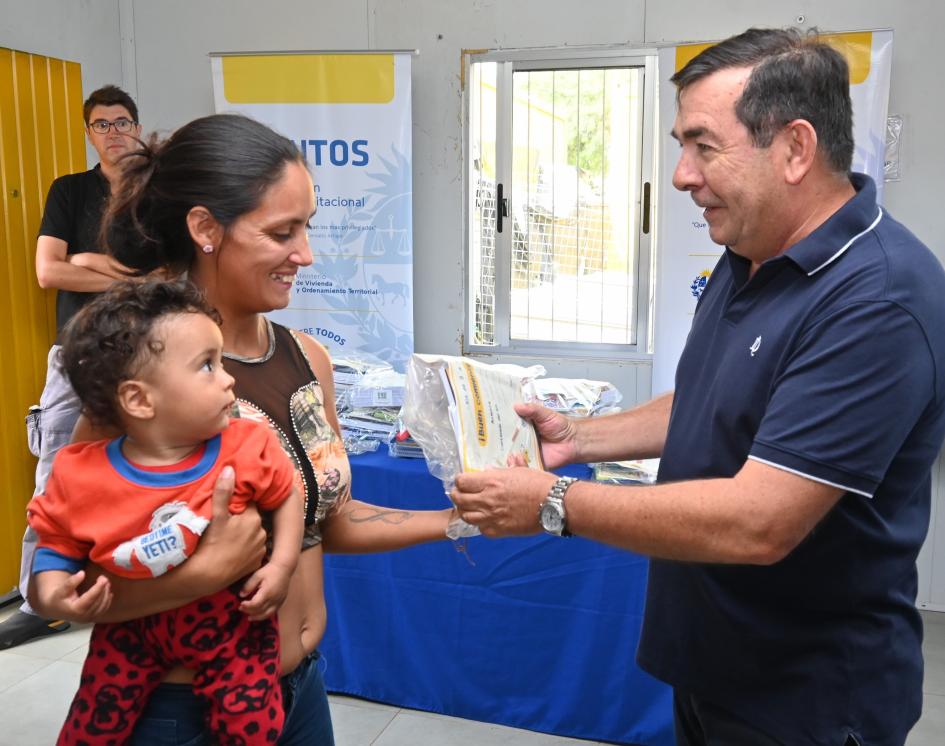 Entrega de kits de materiales en la ciudad de Rivera