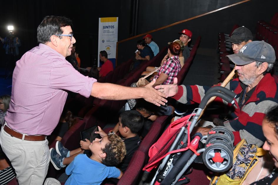 Coordinador general de Juntos Cnel. Rody Macías con las familias participantes