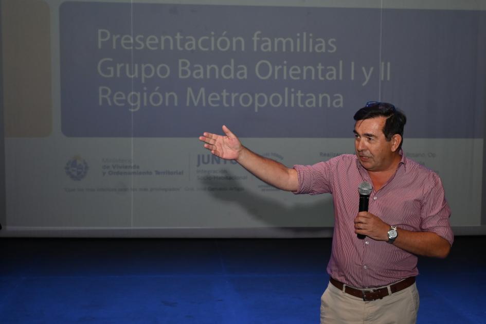 Coordinador general de Juntos Cnel. Rody Macías en la presentación de los proyectos de realojo