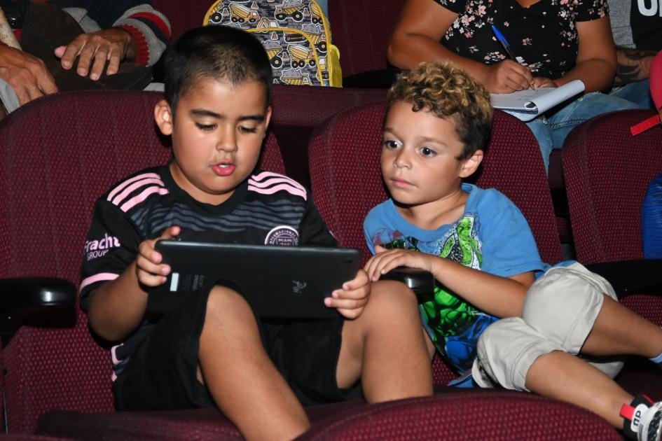 Niños en la actividad de presentación de los proyectos Banda Oriental I y II