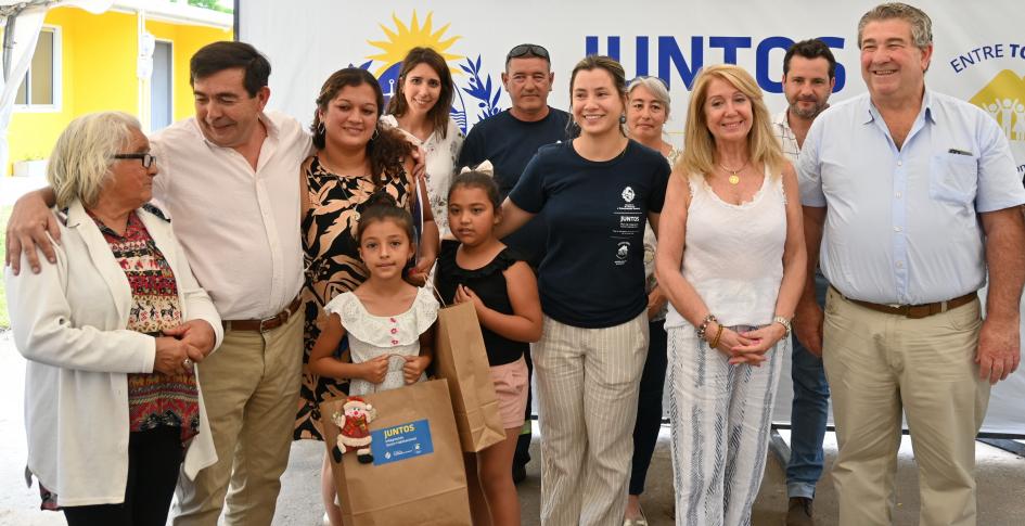 Ceremonia de entrega de viviendas en la ciudad de Tacuarembó