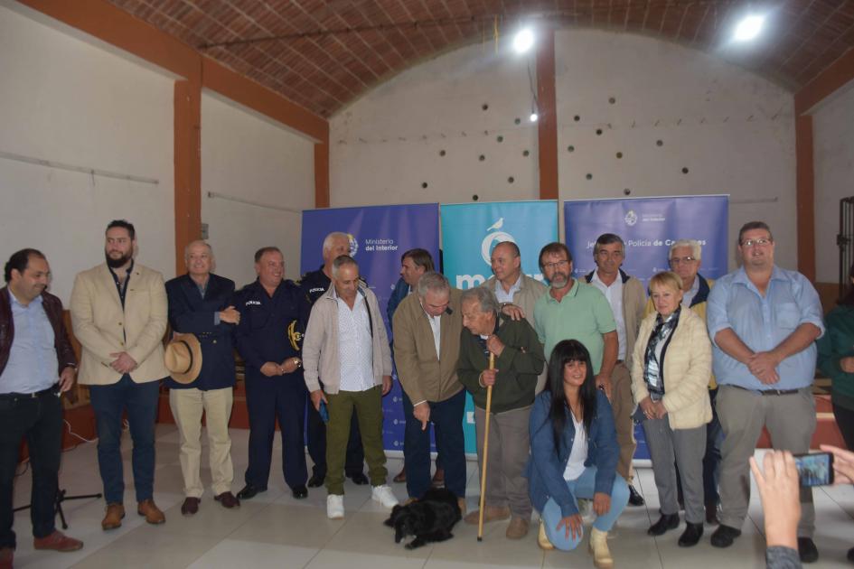 Foto de Subsecretario, Ministro y Presidente de Mevir junto a vecinos de la localidad de Montes subsecretario y ministro