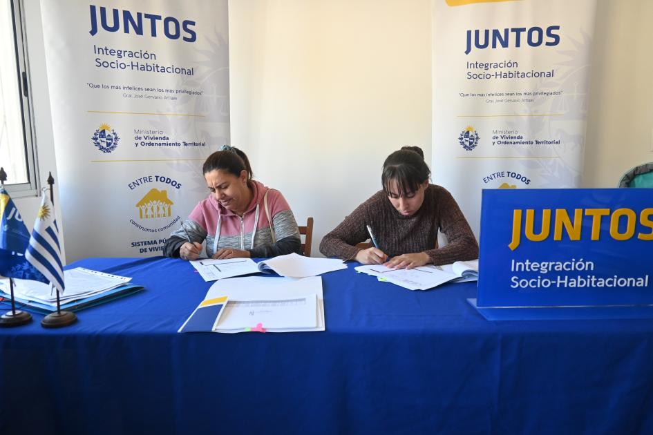 Ceremonia de entrega de viviendas en Talca