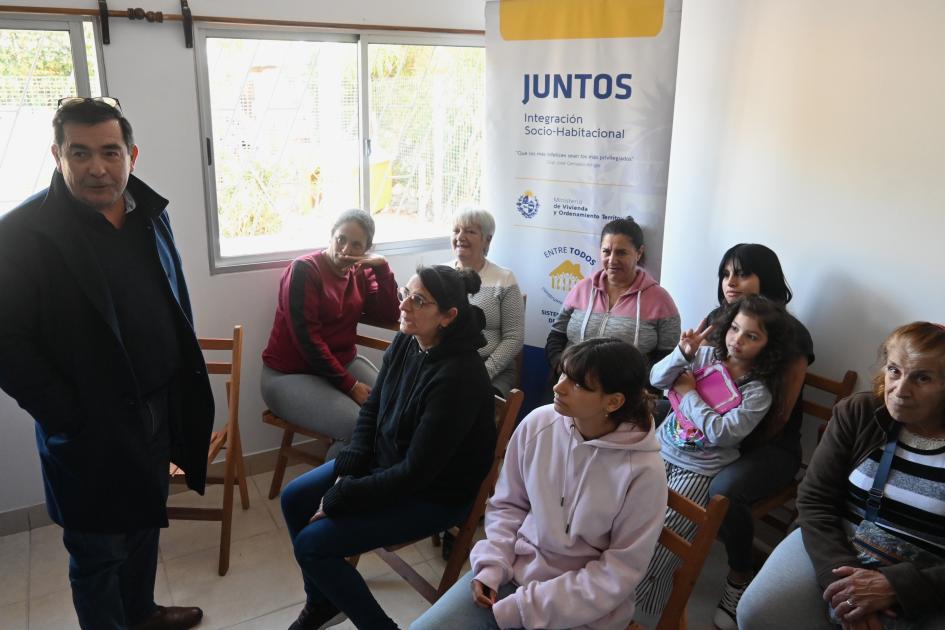 Familias participantes junto al coordinador general del Programa Rody Macías