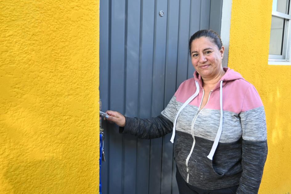 Participante de Juntos ingresando a su nuevo hogar 