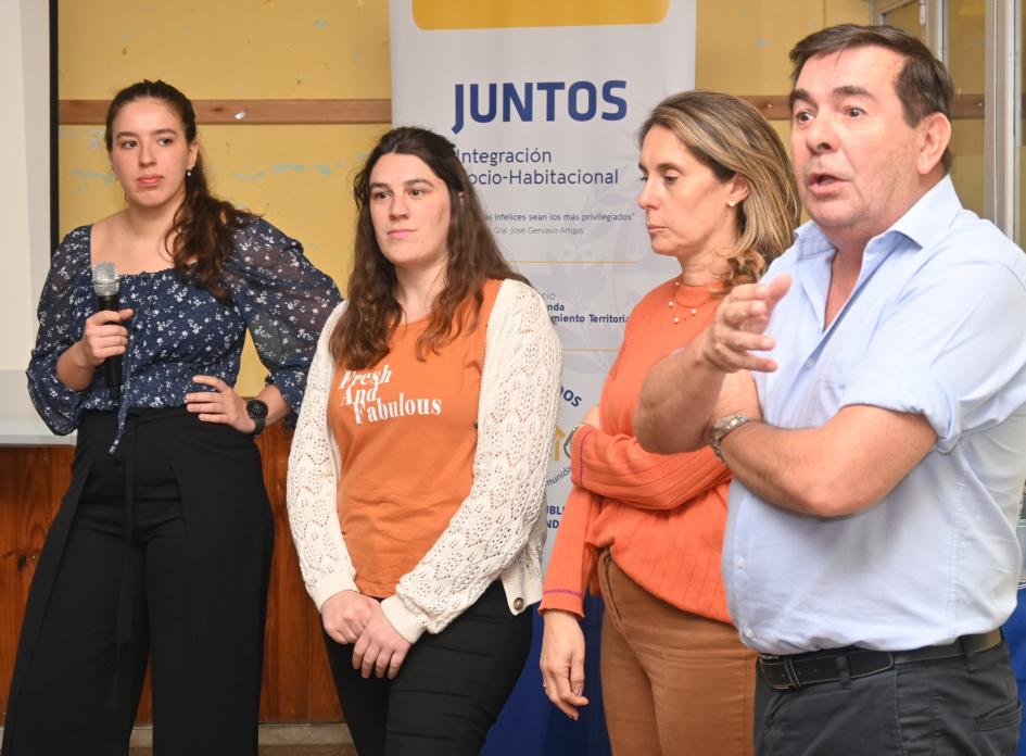 Coordinador general de Juntos Rody Macías y personal de la institución