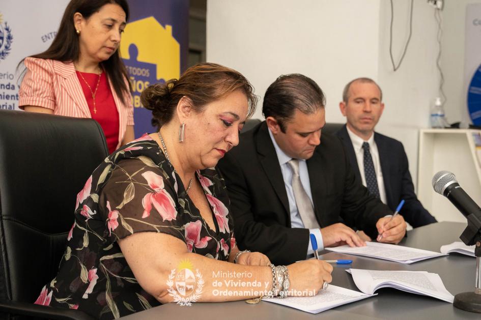 ministra firmando