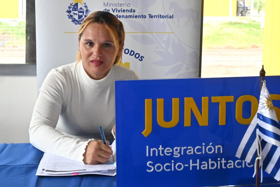 Participante de Juntos en la ceremonia de entrega de viviendas