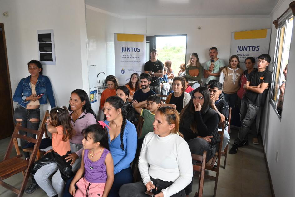 Ceremonia de entrega de viviendas en Fray Bentos