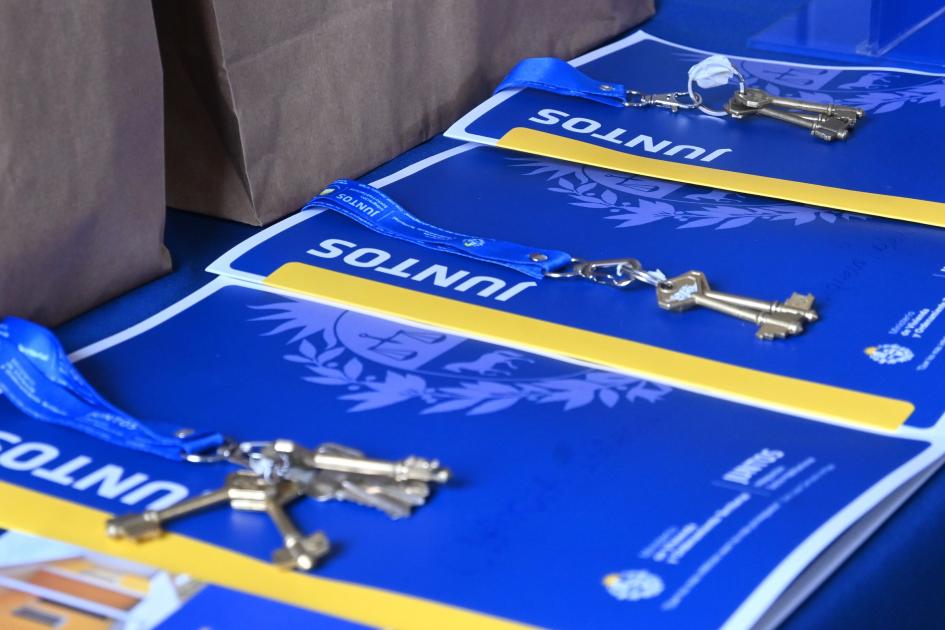 Ceremonia de entrega de viviendas en Fray Bentos