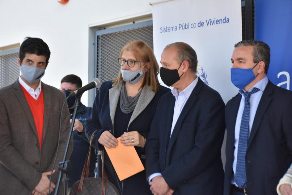 autoridades en inauguración de policlinica
