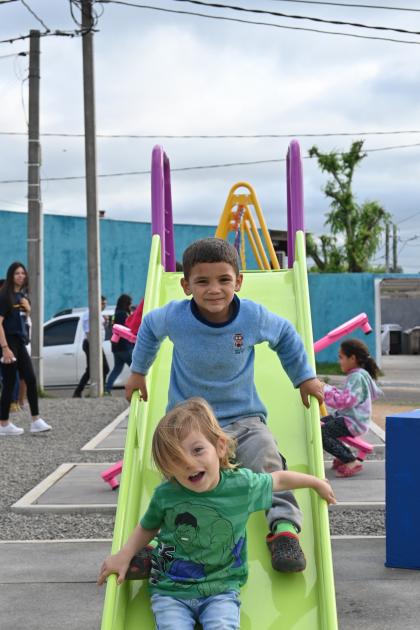 Niños jugando en la plaza Cimarrón IV