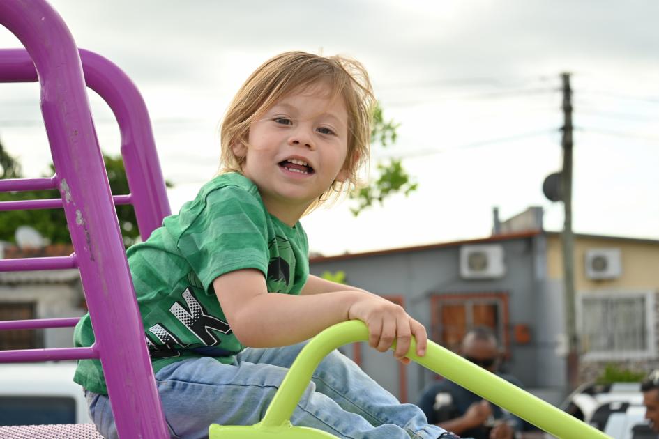 Niño en la plaza Cimarrón IV