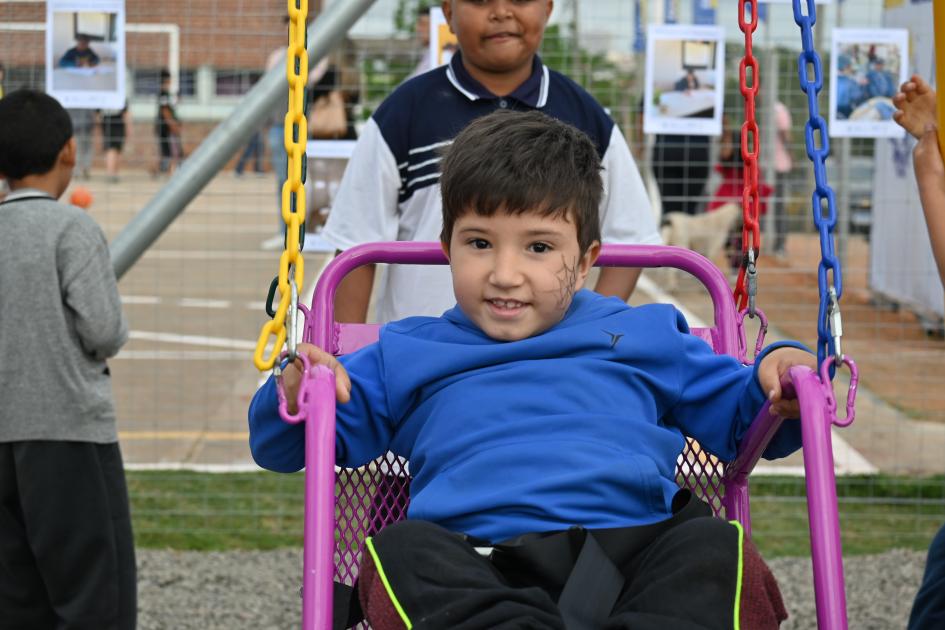 Niño jugando en la plaza Cimarrón IV