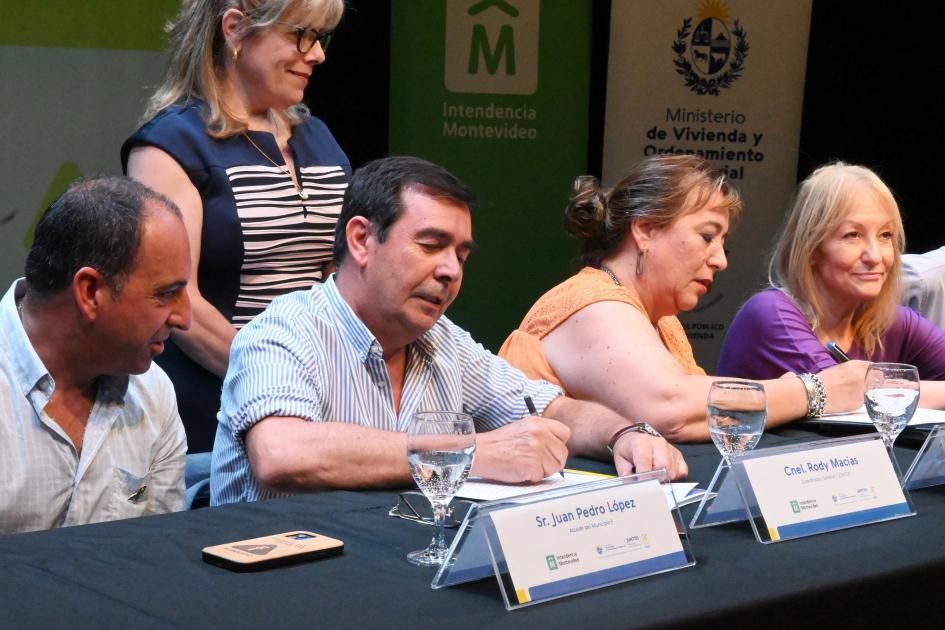 Firma de convenio entre MVOT - Juntos e Intendencia de Montevideo 
