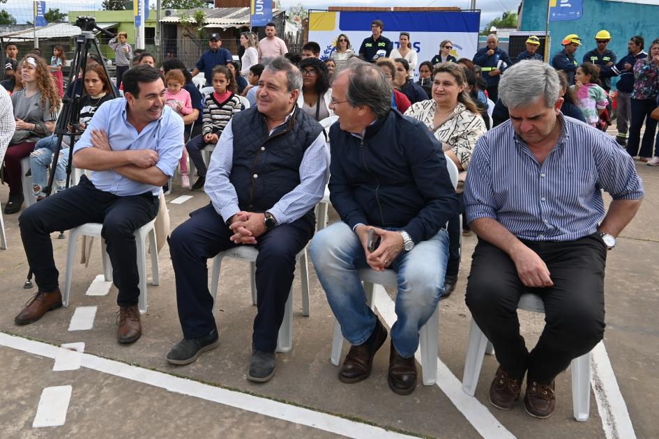 Autoridades en la ceremonia de entrega de viviendas e inauguración de la plaza