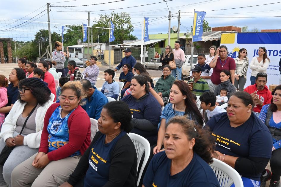 Ceremonia de entrega de viviendas en Rivera