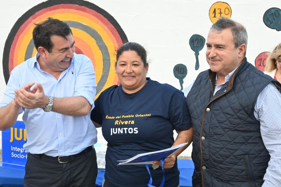 Participante de Juntos recibe la llave de su nuevo hogar