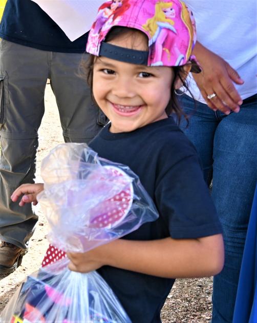 Entrega de kits de materiales a niños y jóvenes del proyecto Campo Galusso