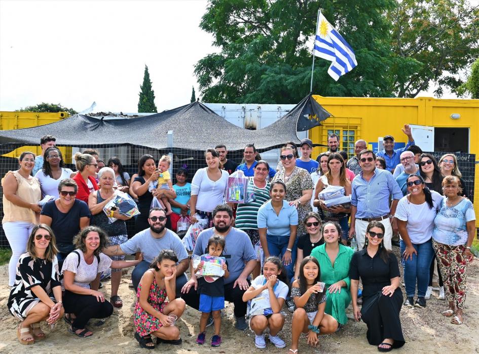 Entrega de kits escolares y liceales a participantes del proyecto Campo Galusso en Montevideo