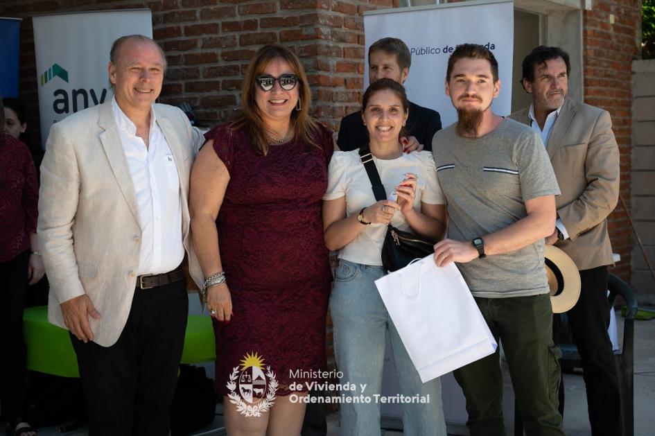 Ministra y Subsecretario entregando llaves Ministra y Subsecretario entregando llaves