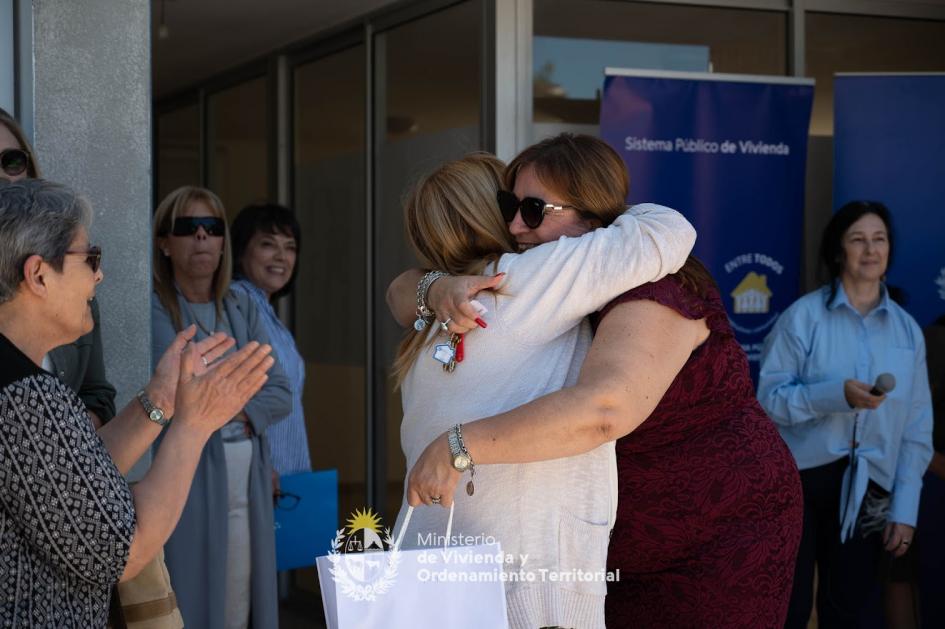 Ministra entregando llaves Ministra entregando llaves