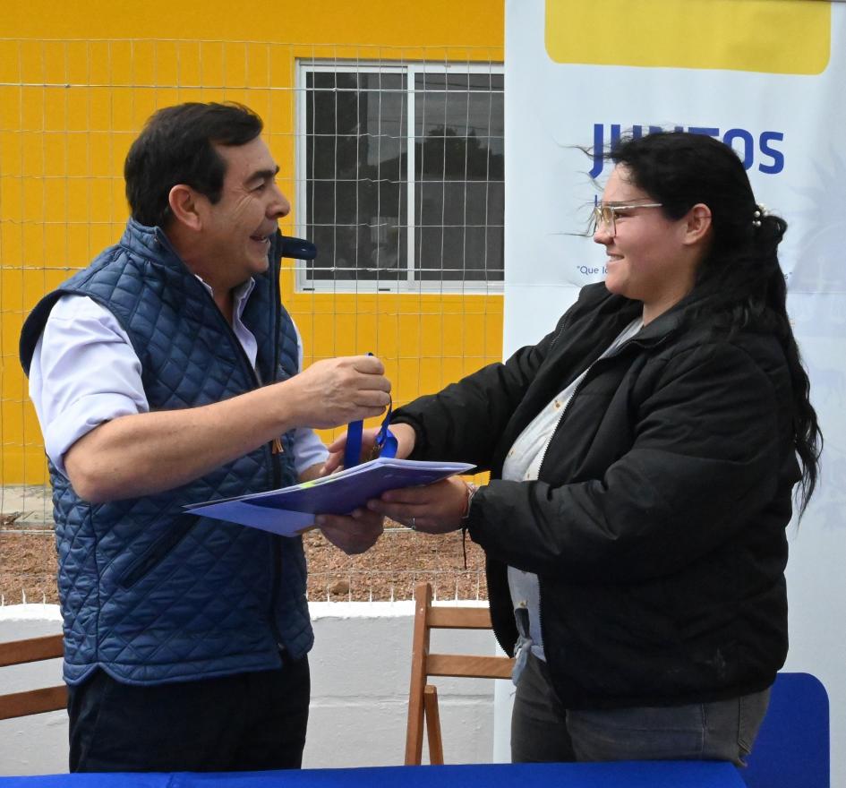 Coordinador general de Juntos Rody Macías hace entrega de la llave de una nueva vivienda