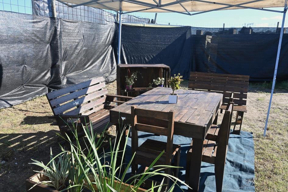 Muestra de muebles construidos con pallets