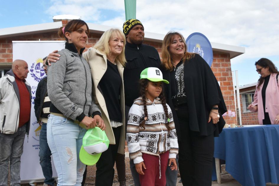 Ministra y vecinos de La Paloma Ministra y vecinos de La Paloma
