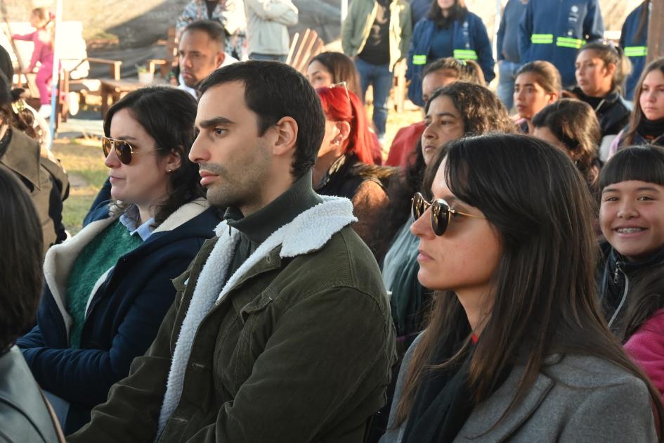 Público asistente a la ceremonia de entrega de viviendas