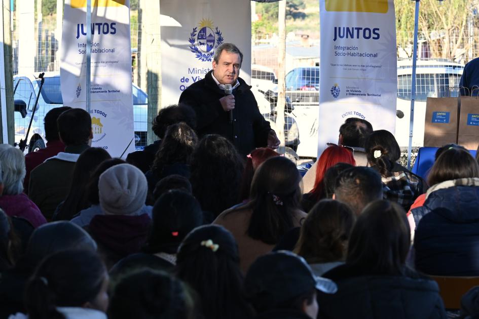 Ministro Raúl Lozano Bonet en la ceremonia de entrega de viviendas