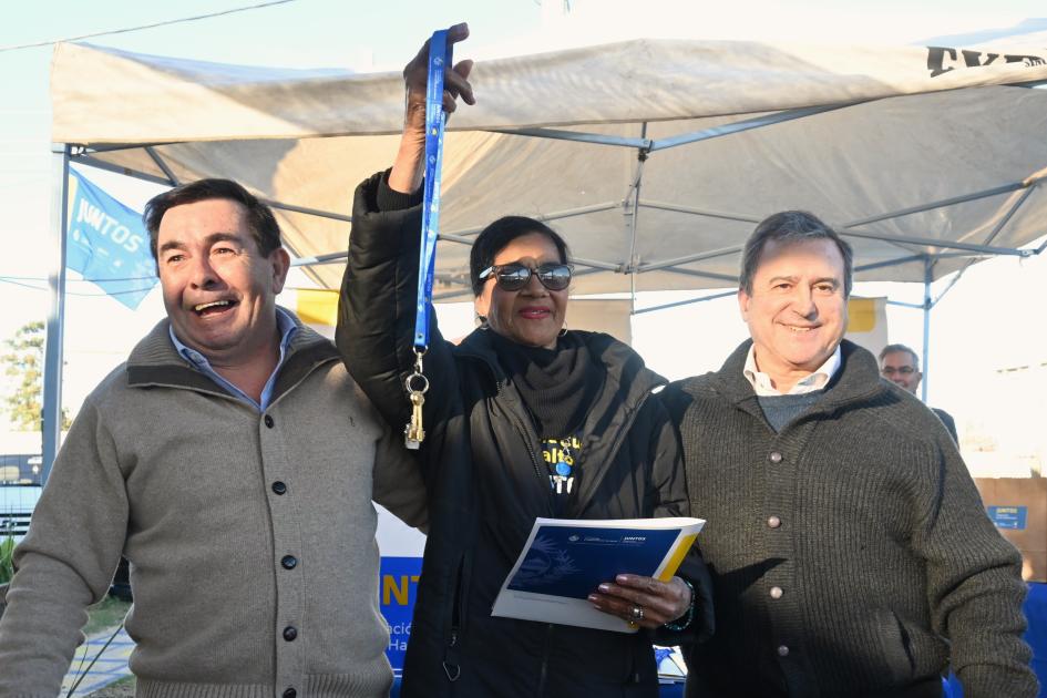 Entrega de viviendas en Salto