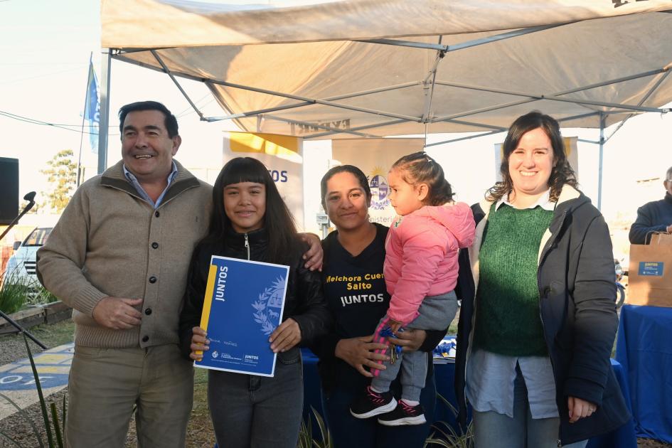 Entrega de viviendas en Salto