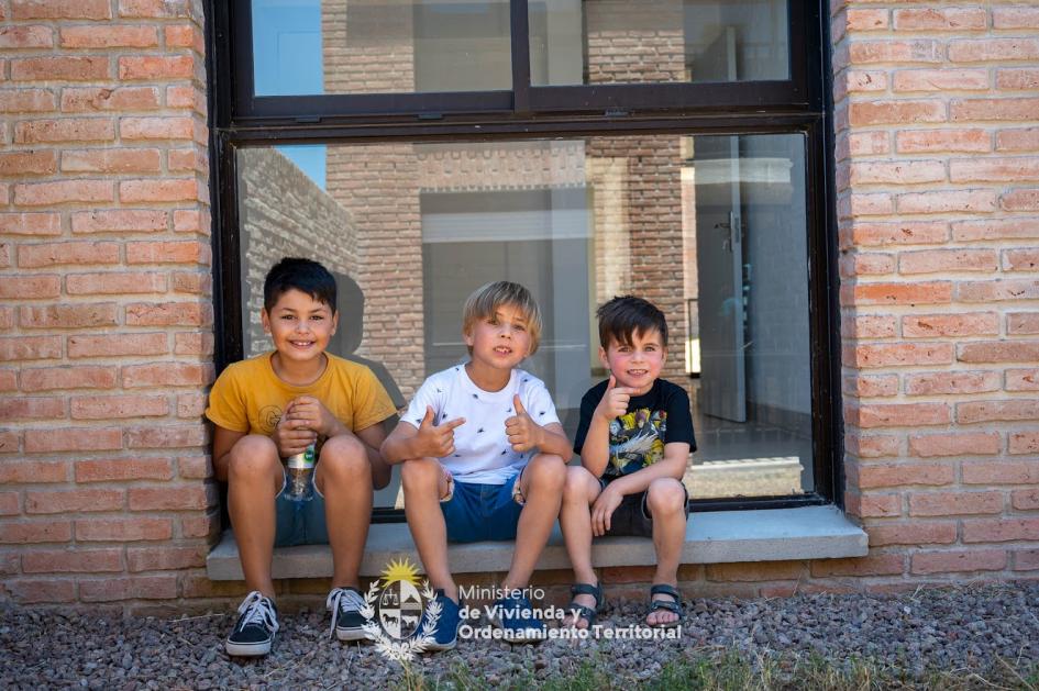 Niños felices por su nueva casa Foto de niños