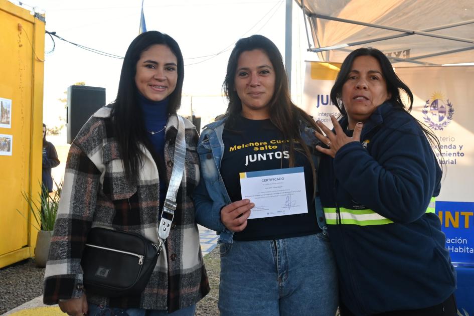 Entrega de certificado de capacitación a participantes de Juntos