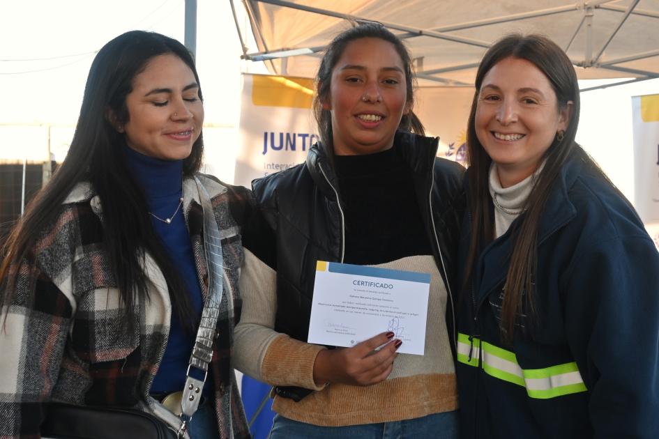 Entrega de certificado de capacitación a participantes de Juntos