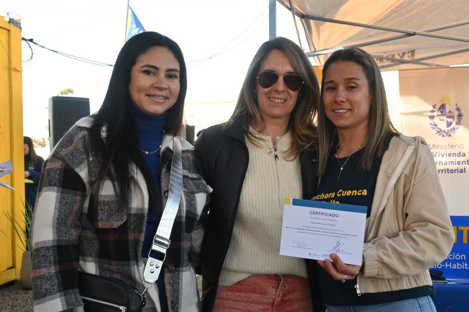 Entrega de certificado de capacitación a participantes de Juntos