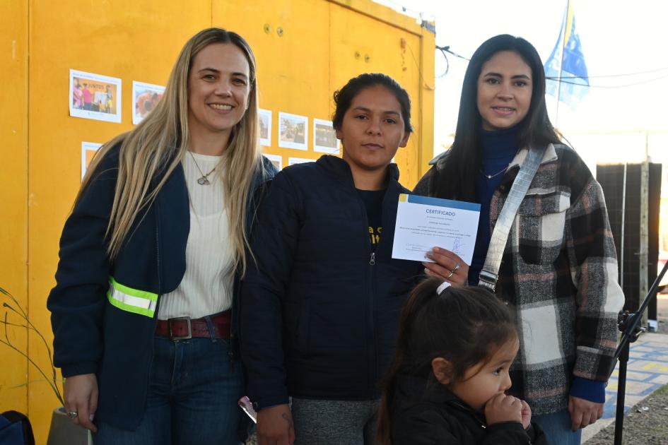 Entrega de certificado de capacitación a participantes de Juntos