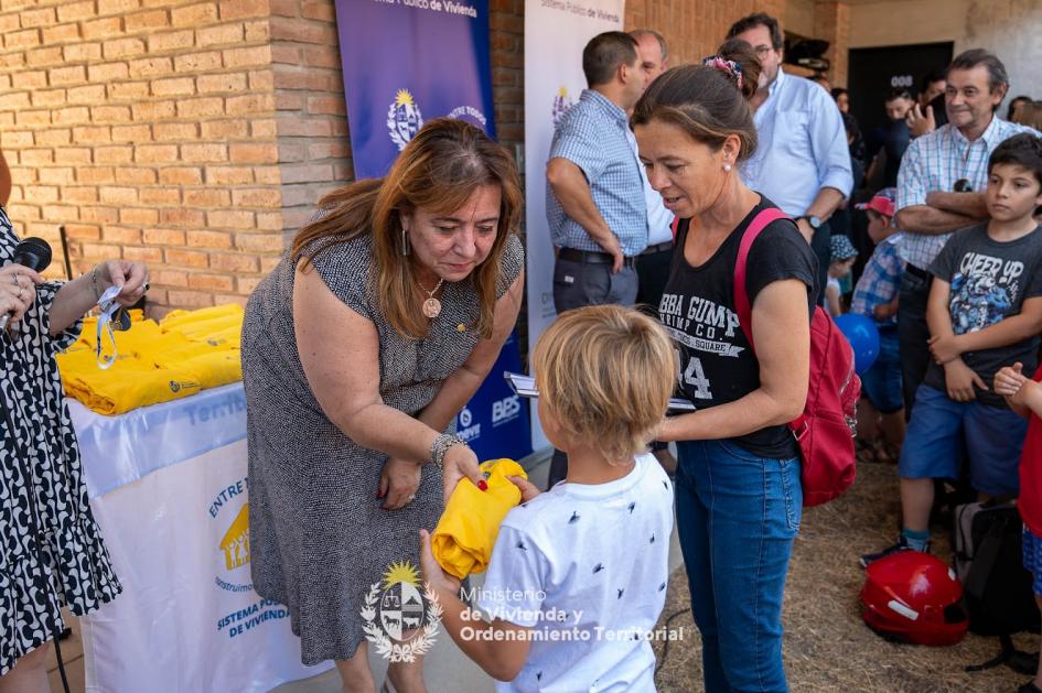 Ministra entregando llaves Ministra entregando llaves