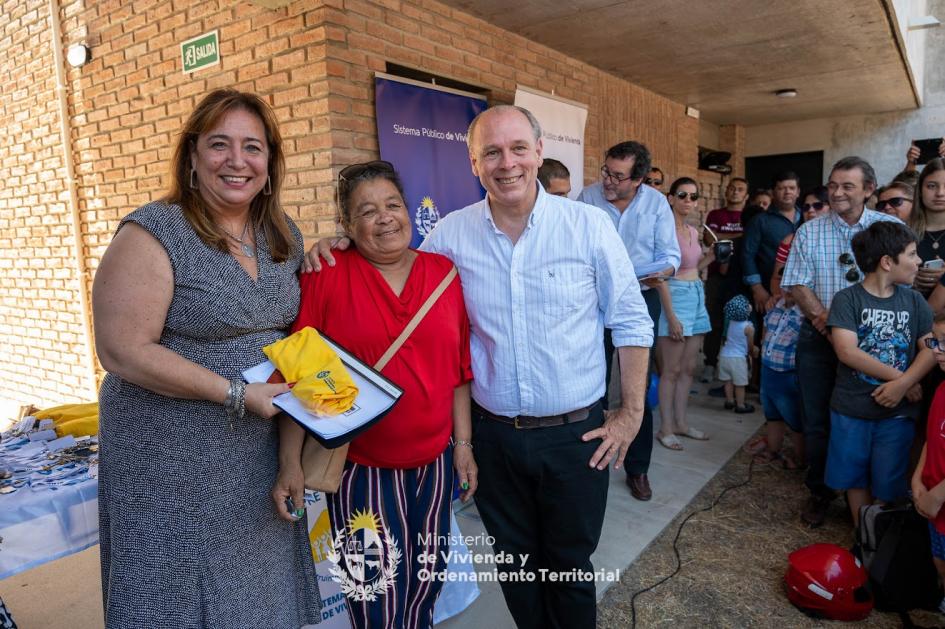 Ministra y Subsecretario entregando llaves Ministra y Subsecretario entregando llaves