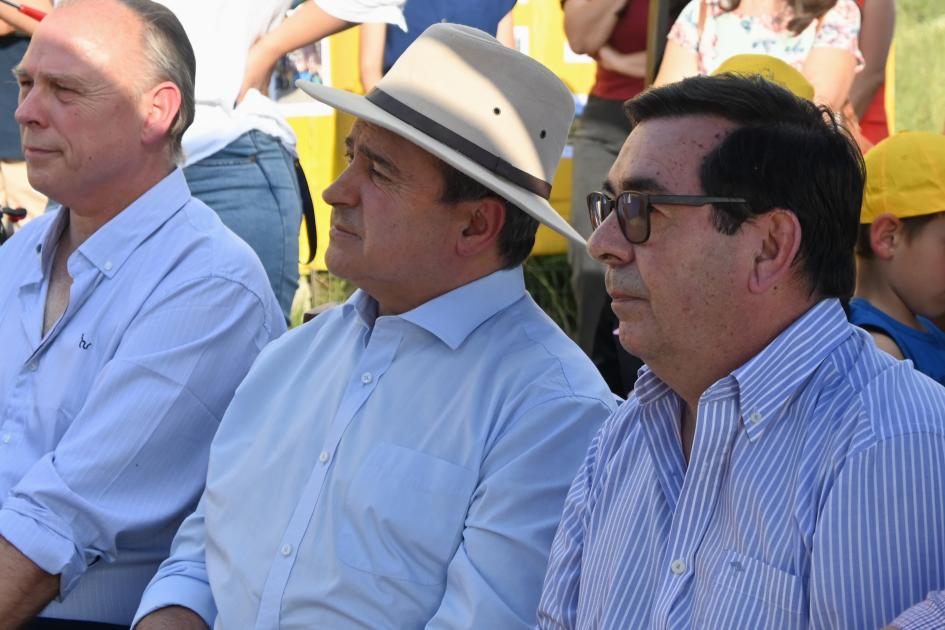 Autoridades del MVOT en la entrega de viviendas de Durazno