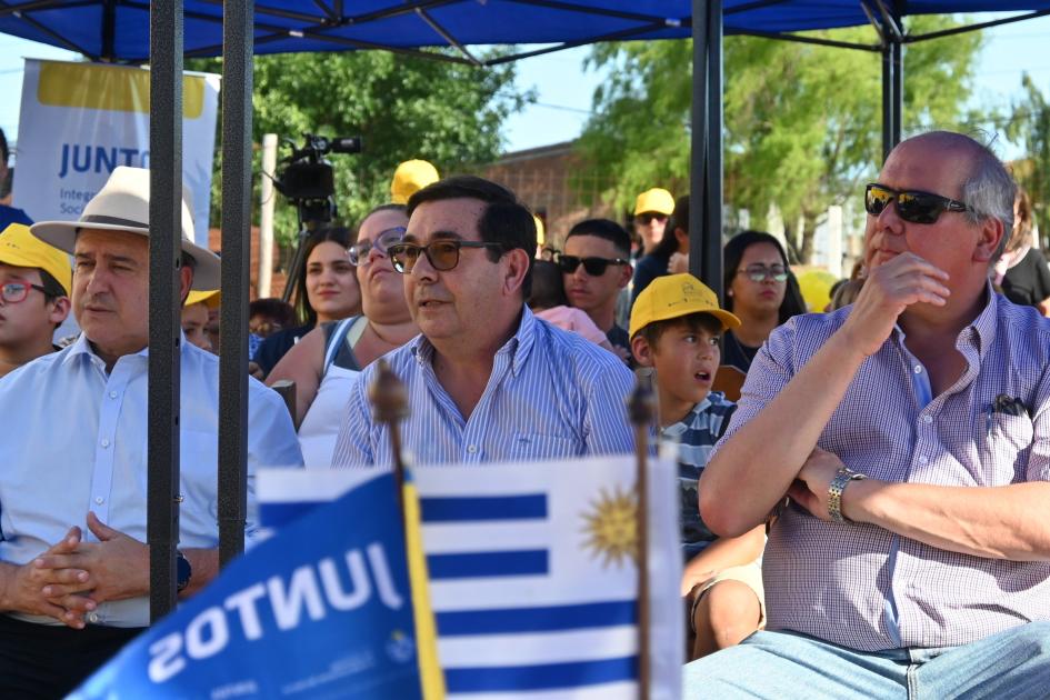 Autoridades en la entrega de viviendas de Durazno