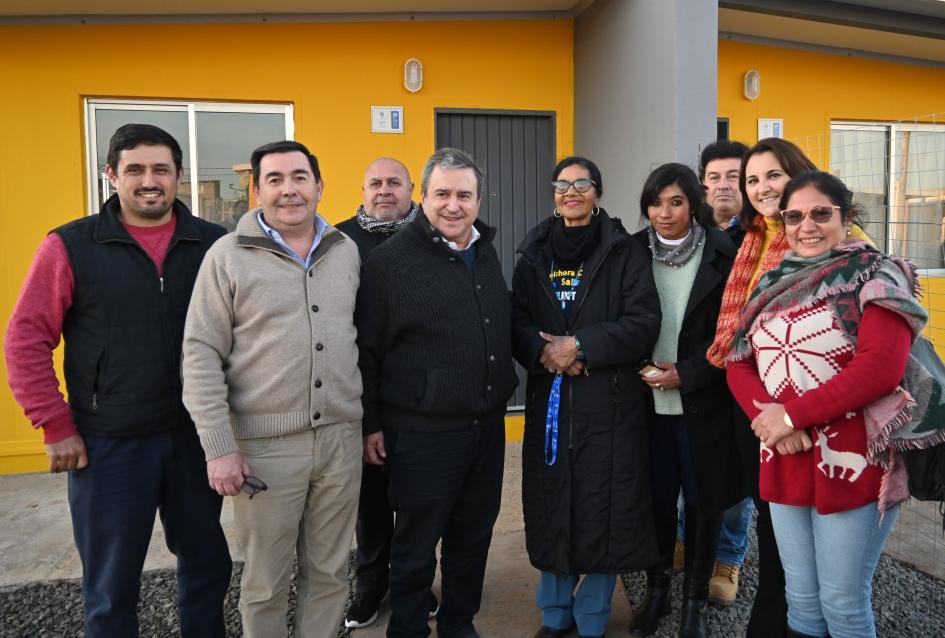 Participante de Salto junto a autoridades