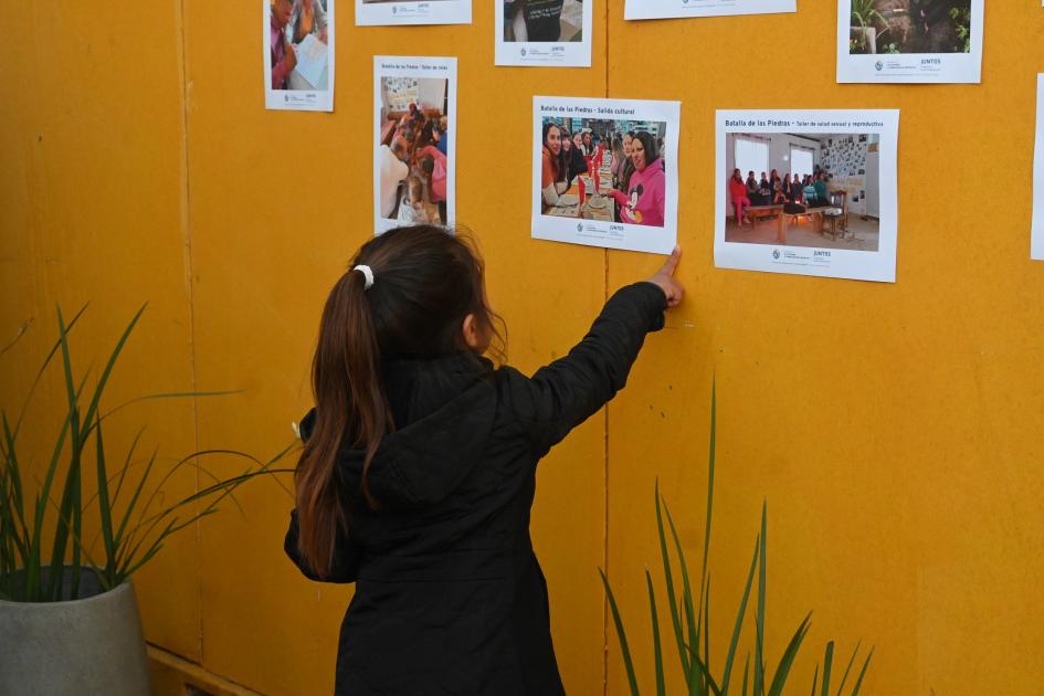 Exposición de fotos en la ceremonia de entrega de viviendas