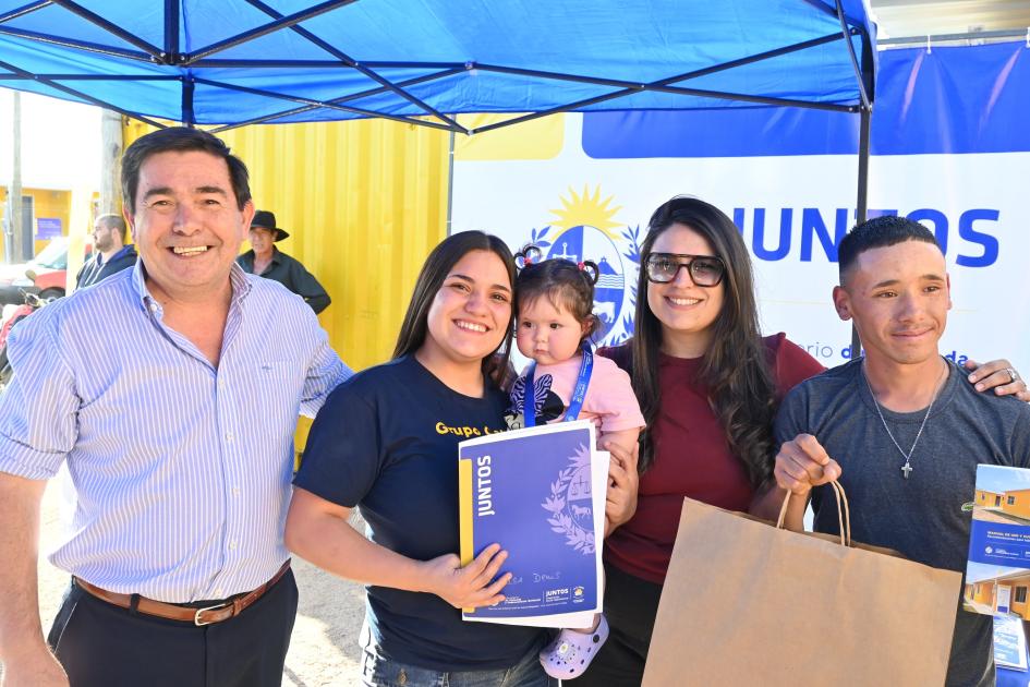 Familia participante de Juntos recibe la llave de su nueva vivienda