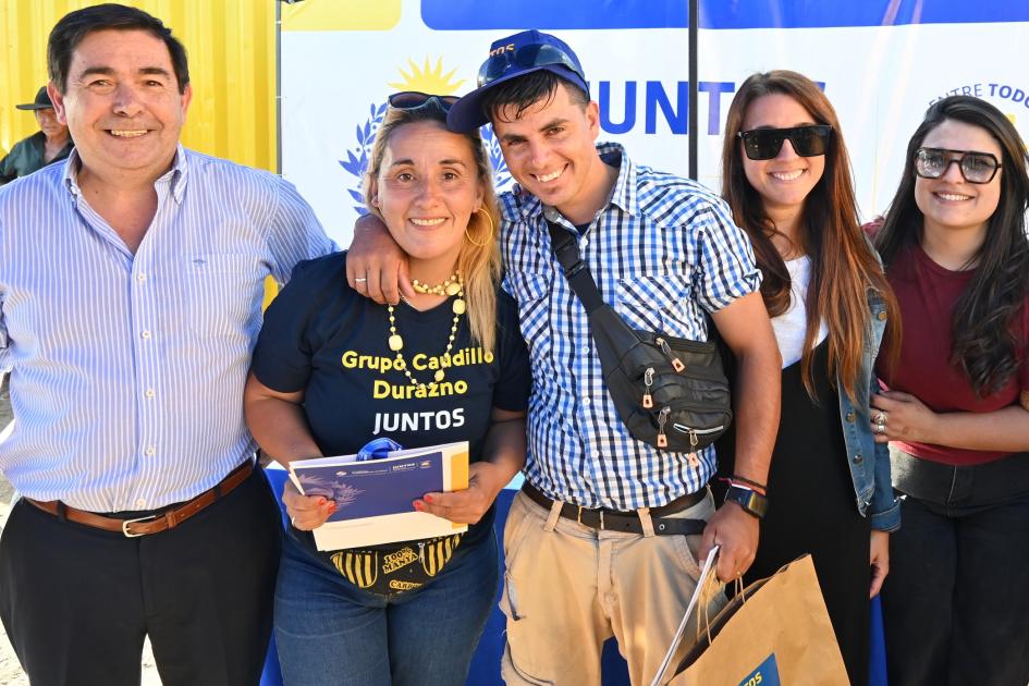 Familia participante de Juntos recibe la llave de su nueva vivienda