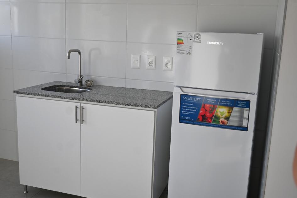 Cocina de nueva vivienda equipada con refrigerador 