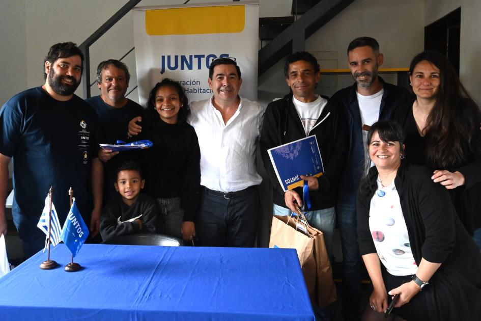 Entrega de viviendas en el barrio Tres Ombúes de Montevideo