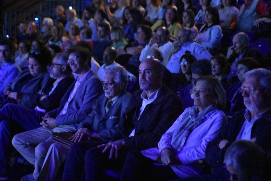 En la ceremonia de entrega de premios foto al público, donde se destacan las autoridades del Mvotma. el decano de la Fadu y el ganador de la Trayectoria Mariano Arana